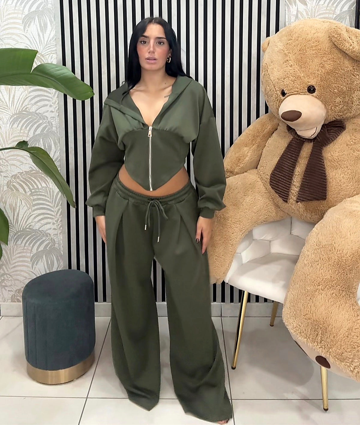 💚 Completo Chic Urban – Verde Militare
Just west