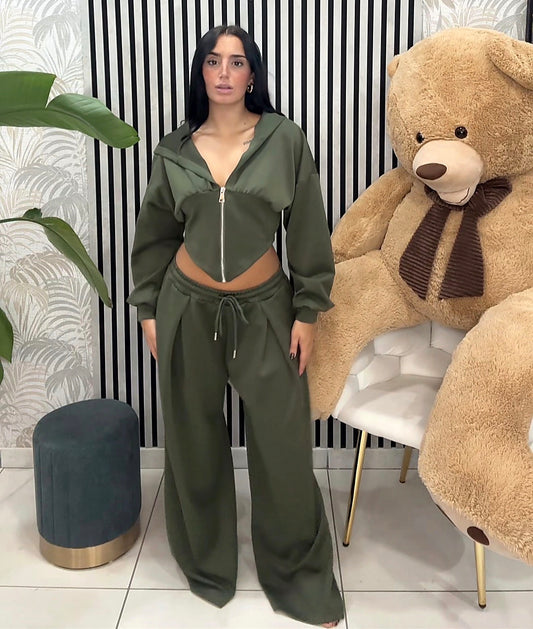 💚 Completo Chic Urban – Verde Militare
Just west